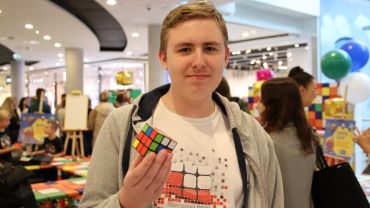 Międzynarodowy Dzień Kostki Rubika. Mistrz z Rybnika pokazał, jak szybko ją układa!